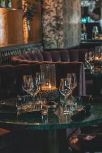 un grupo de copas de vino en una mesa en un restaurante en Mojo Hotell, en Örebro