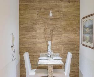 uma sala de jantar com uma mesa e cadeiras brancas em MOTEL SHAMPOO (Adult Only) em Brusque