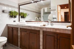 un bagno con lavandino, specchio e WC di Best Location w/ Breathtaking Views Chic Palace a Firenze
