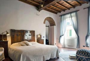 una camera da letto con un letto grande e una grande finestra di Best Location w/ Breathtaking Views Chic Palace a Firenze