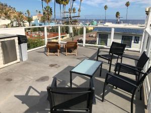 um pátio com cadeiras e uma mesa na varanda em Catalina Island Seacrest Inn em Avalon