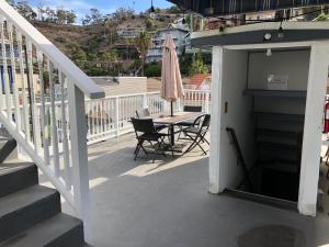 Ein Balkon oder eine Terrasse in der Unterkunft Catalina Island Seacrest Inn
