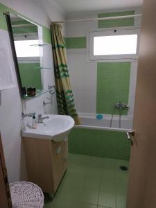 un bagno con lavandino e vasca da bagno di Giorgos Studio ad Ágios Nikólaos Altre 23 foto