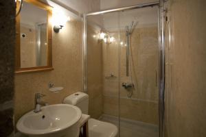 A bathroom at Likinia Hotel