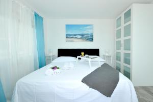 A bed or beds in a room at Apartmani Olive Trogir