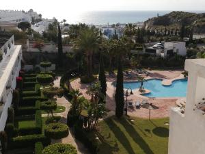 una vista aérea de un complejo con piscina y el océano en Spirit of Mojacar, en Mojácar