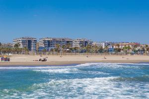 plaża z grupą osób i budynków w obiekcie Apartamento Málaga Litoral Beach w Maladze