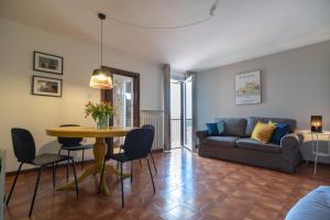 a living room with a table and a couch at Appartamento Tosca in Verona