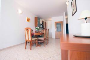 Fotografia z galérie ubytovania Penthouse Christina with Pool - Large Sunny Terrace - Seaview - 250m to Beach and Restaurants - Free Parking - Trogir and Ciovo - 15 minutes to airport v Trogiri