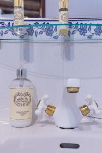 una botella de enjuague bucal y una botella de jabón en un mostrador en Casa dos Moinhos Velhos, en Brinches