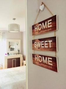 a room with a home sweet home signs on a wall at Precioso apartamento a pie de playa en la nueva Milla de Oro entre Estepona y Marbella in Estepona