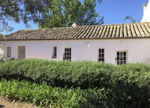 an old white house with a roof at Quinta da Lua in Tavira