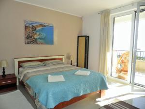 una camera con un letto e una grande finestra di Apartments Villa Lazic a Petrovac na Moru