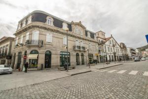 un gran edificio en una calle de una ciudad en Passeio da Avenida - Central Avenue Apartment with Elevator, en Viana do Castelo