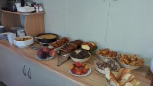 un tavolo apparecchiato con diversi tipi di pane e dolci di Hotel de la Plage - Barcares a Le Barcarès