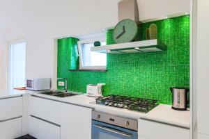 Una cocina o cocineta en The Lodge