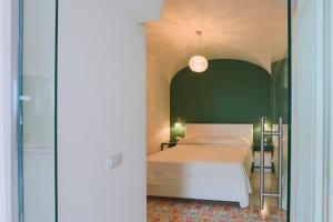 Una cama o camas en una habitación de The Lodge