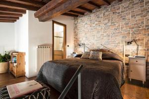 A bed or beds in a room at On the Duomo - Super Chic