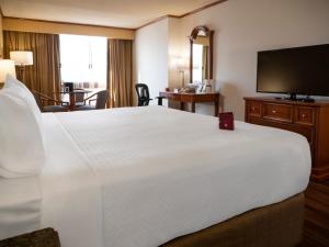 Ein Bett oder Betten in einem Zimmer der Unterkunft Crowne Plaza Hotel Monterrey, an IHG Hotel