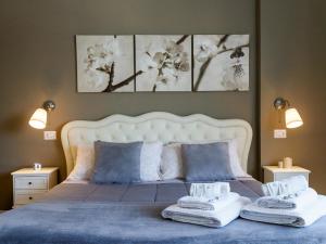 um quarto com uma cama com duas toalhas em Saint Peter Welcoming Apartment em Roma