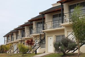 una fila de balcones en un edificio en Brisas del Lago Apartamentos en Colón