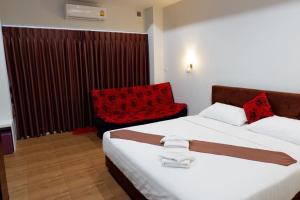 Postel nebo postele na pokoji v ubytování Namthip Residence
