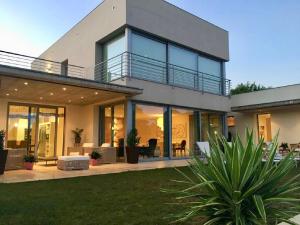 ein Haus mit großen Fenstern und einem Hof in der Unterkunft Villa de Lujo en Campo de Golf Peralada in Peralada