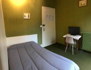 Un pat sau paturi într-o cameră la Hotel Restaurant L'AGAPANTHE