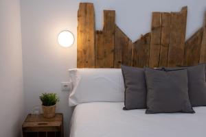 Postel nebo postele na pokoji v ubytování GOMEZ ROOMS