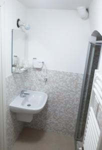 A bathroom at La Rosa dei Sassi 2