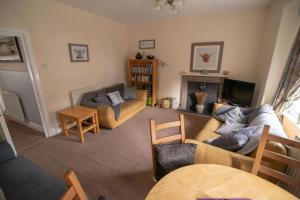 sala de estar con 2 sofás y chimenea en Bracken Crag en Bowness-on-Windermere