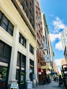 un edificio en una calle de la ciudad con señales en él en Heritage Hotel New York City en Nueva York