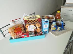 een balie met een doos met voedsel en andere voedingsmiddelen bij La Favola di Elsa in Castelsardo