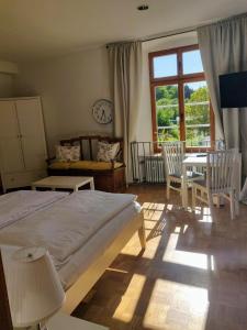 1 dormitorio con 1 cama, mesa y sillas en Gästehaus der Abtei Sayn en Bendorf