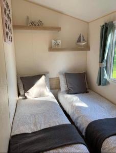 Postel nebo postele na pokoji v ubytování Edinburgh, seton sands + 15 fotografií