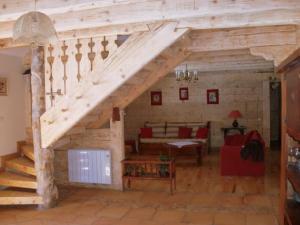 uma sala de estar com uma escada numa casa em Ker Puigmal em Saint-Pierre-dels-Forcats