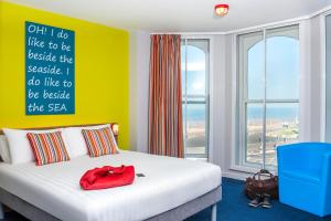 Llit o llits en una habitació de Forshaws Hotel - Blackpool