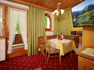 TV a/nebo společenská místnost v ubytování Hotel Ländenhof Superior