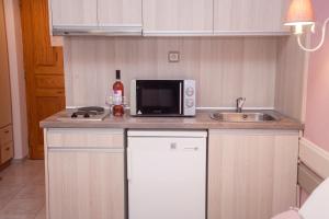 A kitchen or kitchenette at Nontas Home