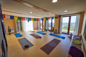 eine Aussicht über einen Yoga-Raum mit vielen Yogamatten in der Unterkunft Výhledna in Beroun