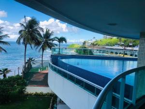 vistas al océano desde el balcón de un complejo en LUXUOSO APARTAMENTO COSTA ESPANHA Barra SALVADOR, en Salvador