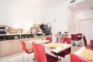 Příslušenství pro přípravu čaje a kávy v ubytování Hotel Dei Sette + 37 fotografií