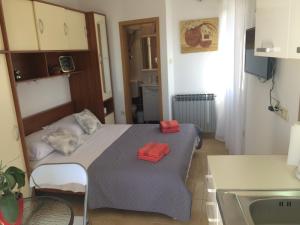 Cette petite chambre comprend 2 lits et un lavabo. dans l'établissement Studio Apartment Mala plaža, à Kaštela