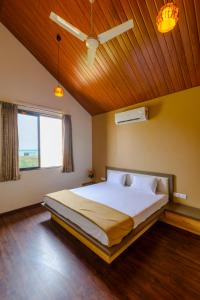 A bed or beds in a room at Lake View Holiday Villa Near Sula Wine Yard With 3 BdRms