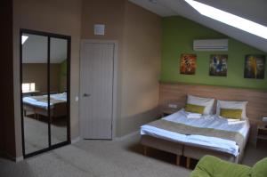 Voodi või voodid majutusasutuse Letuchaya Mysh Hotel toas
