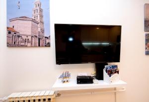 Televízia a/alebo spoločenská miestnosť v ubytovaní Apartment Pax