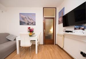 Televízia a/alebo spoločenská miestnosť v ubytovaní Apartment Pax