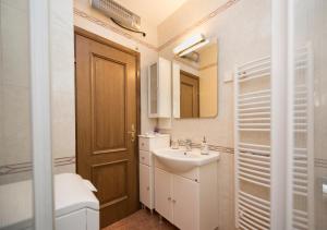 Kúpeľňa v ubytovaní Apartment Pax + 37 fotografií