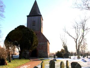 an old church with a tower in a cemetery at Haus Ketzenberg 1 - Lütt Mööv in Groß Zicker