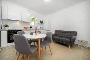 Kuchyň nebo kuchyňský kout v ubytování Sunshine Apartment Sovlje